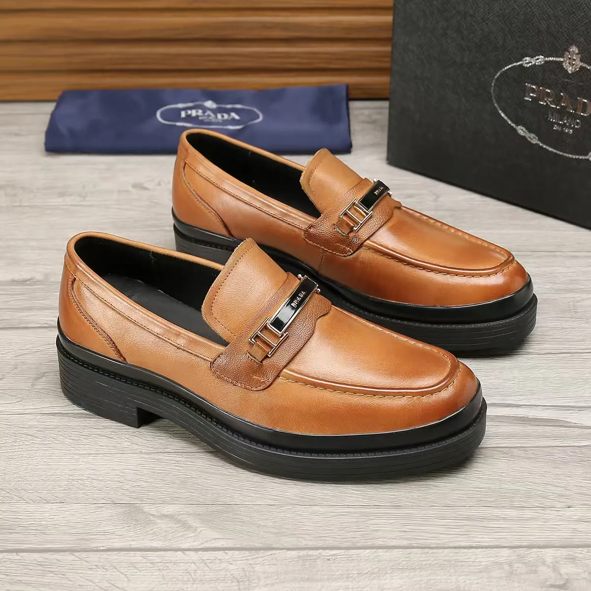 Men's shoes 💰540 💰💰🎩🎩【Prada】Counter 1:1⬆️original reproduction, absolute quality🆗Original outsole, high-quality imported rubber, wear-resistant and non-slip, never degummed, upper material: imported first-layer cowhide➕anti-slip foam outsole, official website material, lining material: water-dyed leather lining, 3 colors available! Code number 38-45
